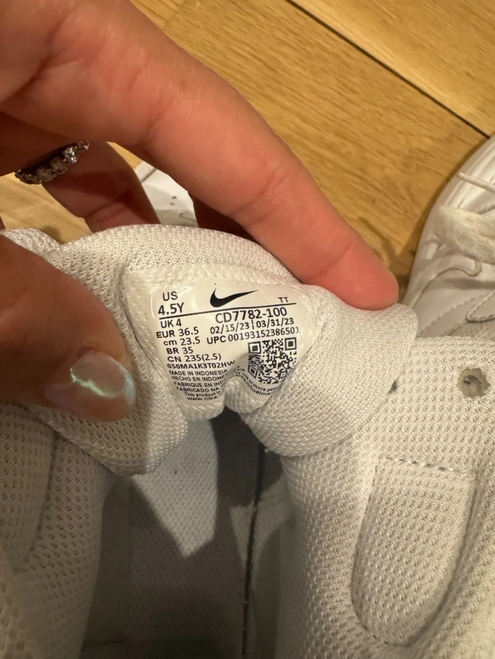 Nike Kids Court Borough Mid 2 white-Sz 4.5 Youth